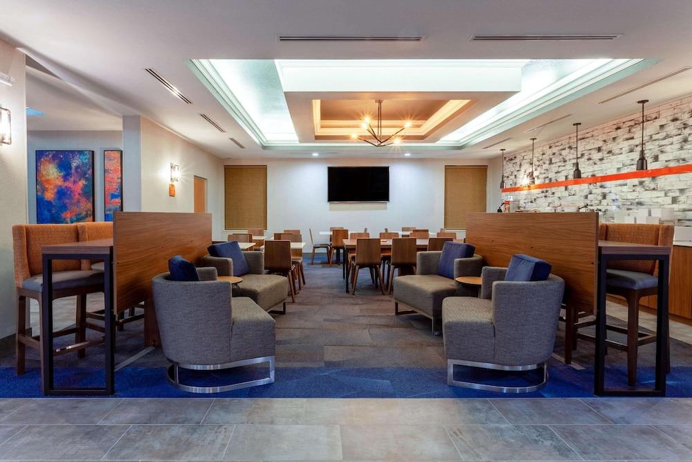 La Quinta By Wyndham St. Petersburg Northeast *Newly Renovated Exterior foto