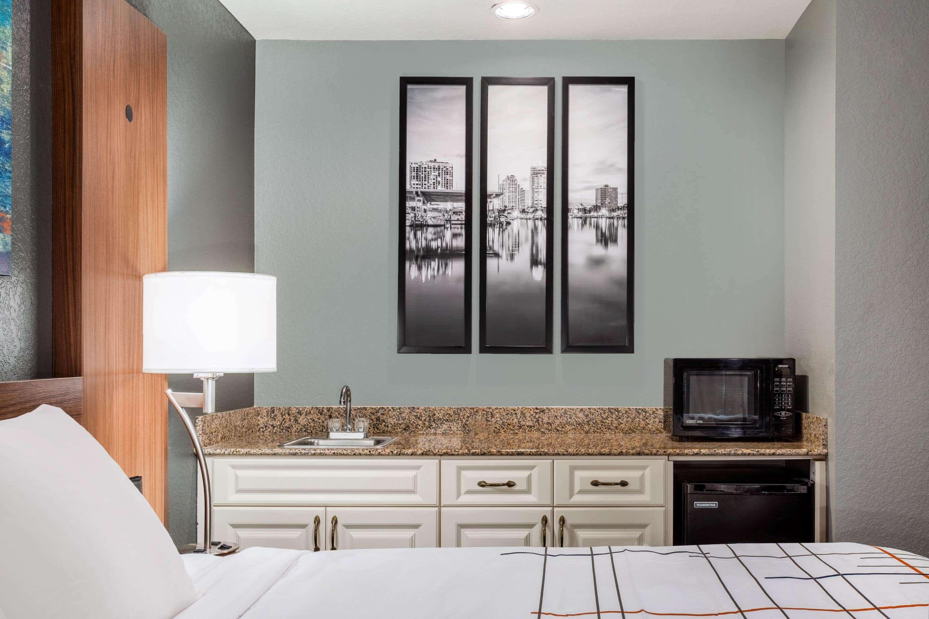 La Quinta By Wyndham St. Petersburg Northeast *Newly Renovated Exterior foto