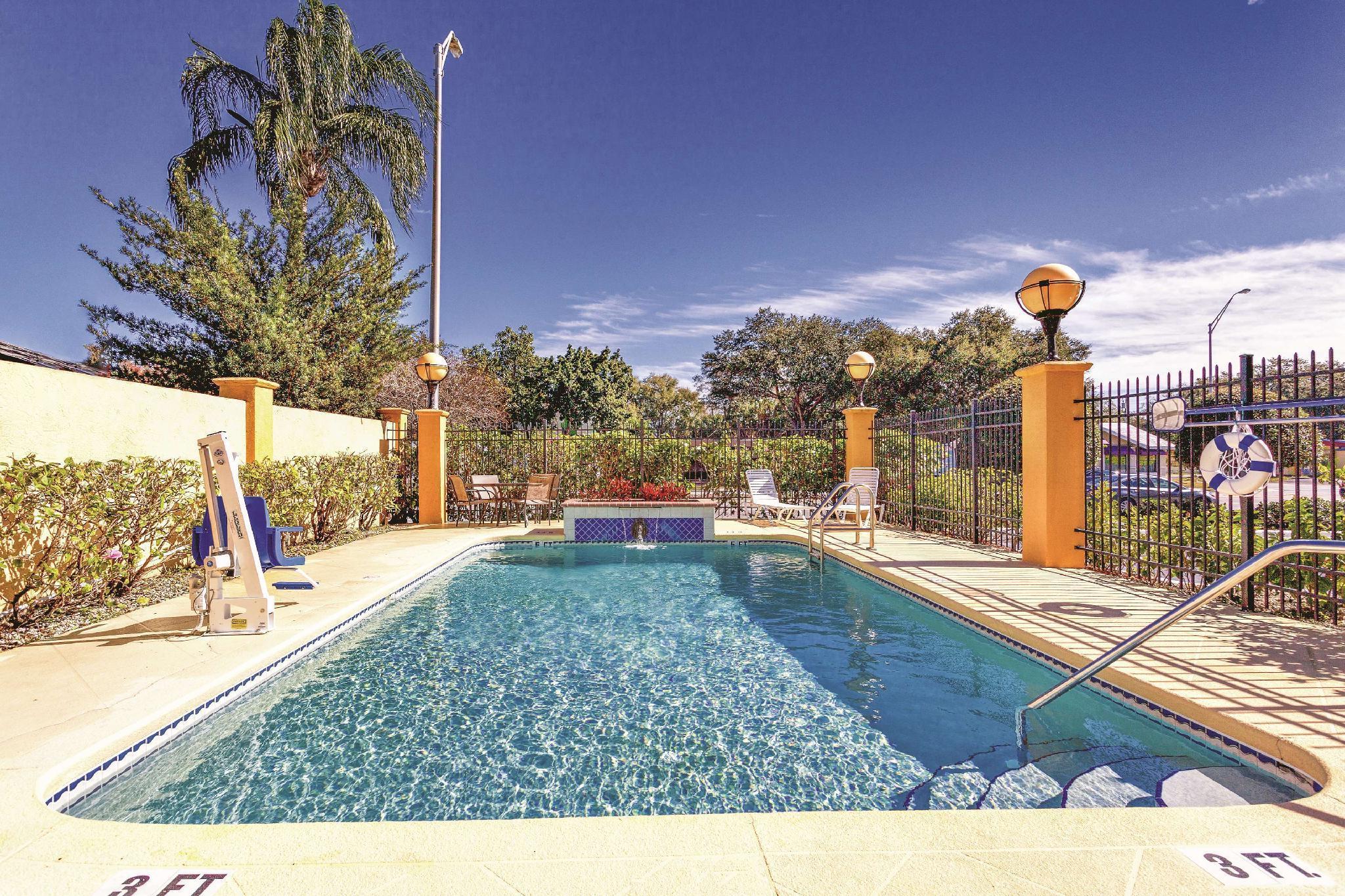 La Quinta By Wyndham St. Petersburg Northeast *Newly Renovated Exterior foto