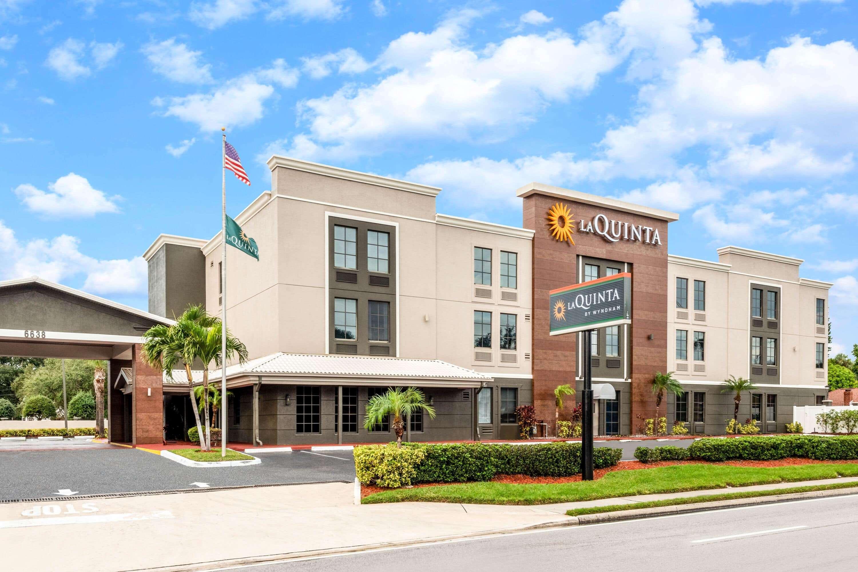 La Quinta By Wyndham St. Petersburg Northeast *Newly Renovated Exterior foto