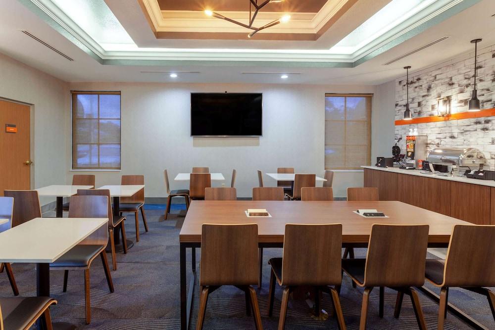 La Quinta By Wyndham St. Petersburg Northeast *Newly Renovated Exterior foto