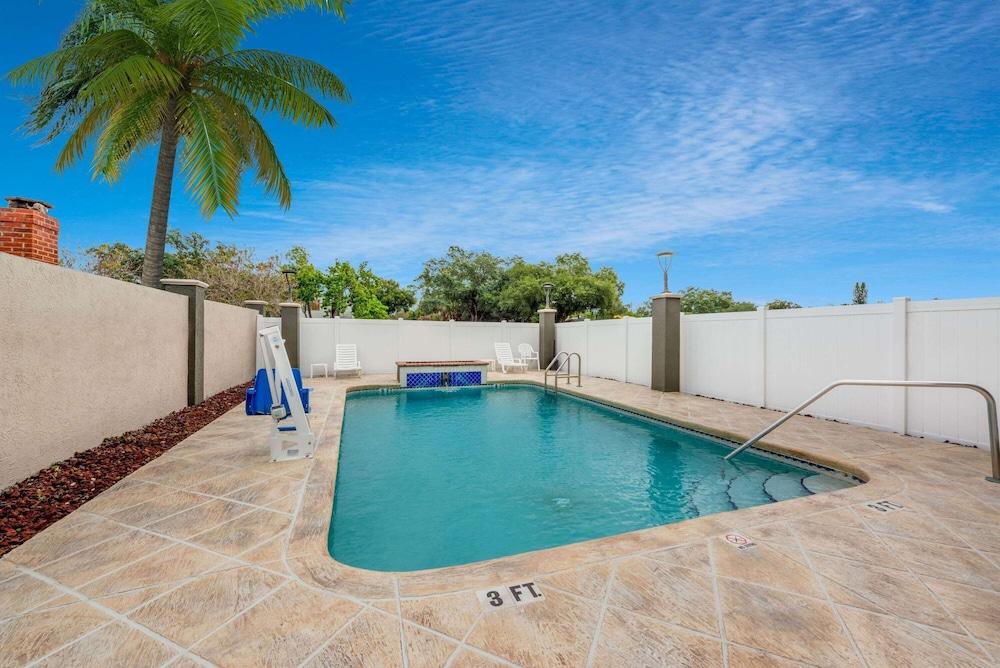 La Quinta By Wyndham St. Petersburg Northeast *Newly Renovated Exterior foto