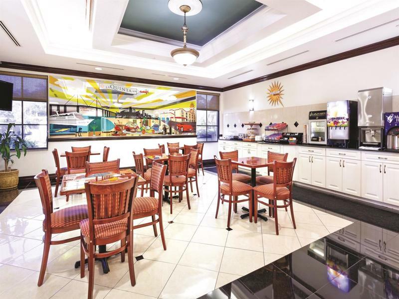 La Quinta By Wyndham St. Petersburg Northeast *Newly Renovated Exterior foto