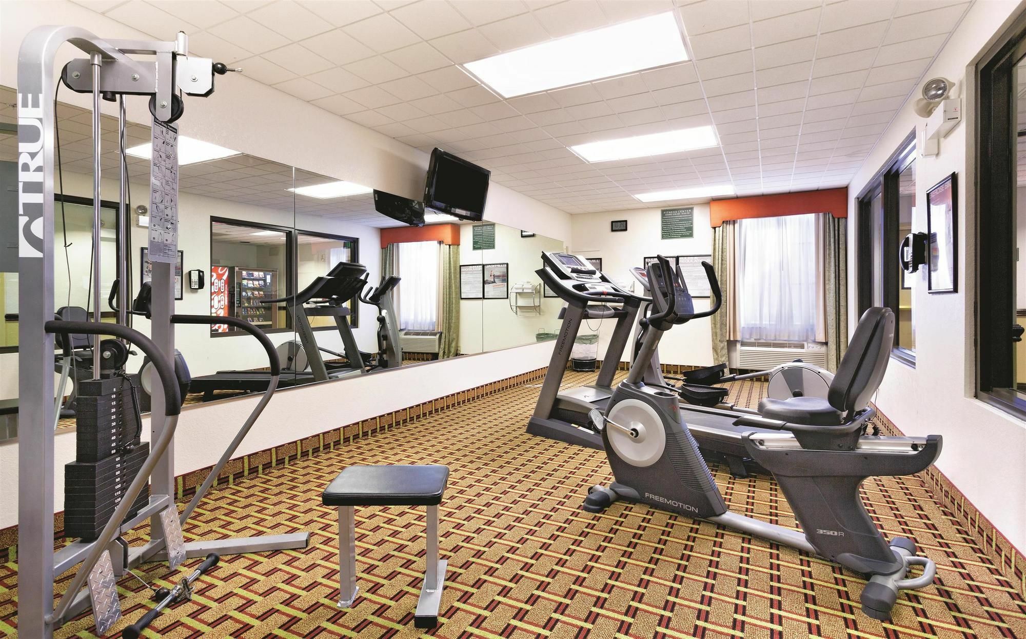 La Quinta By Wyndham St. Petersburg Northeast *Newly Renovated Exterior foto