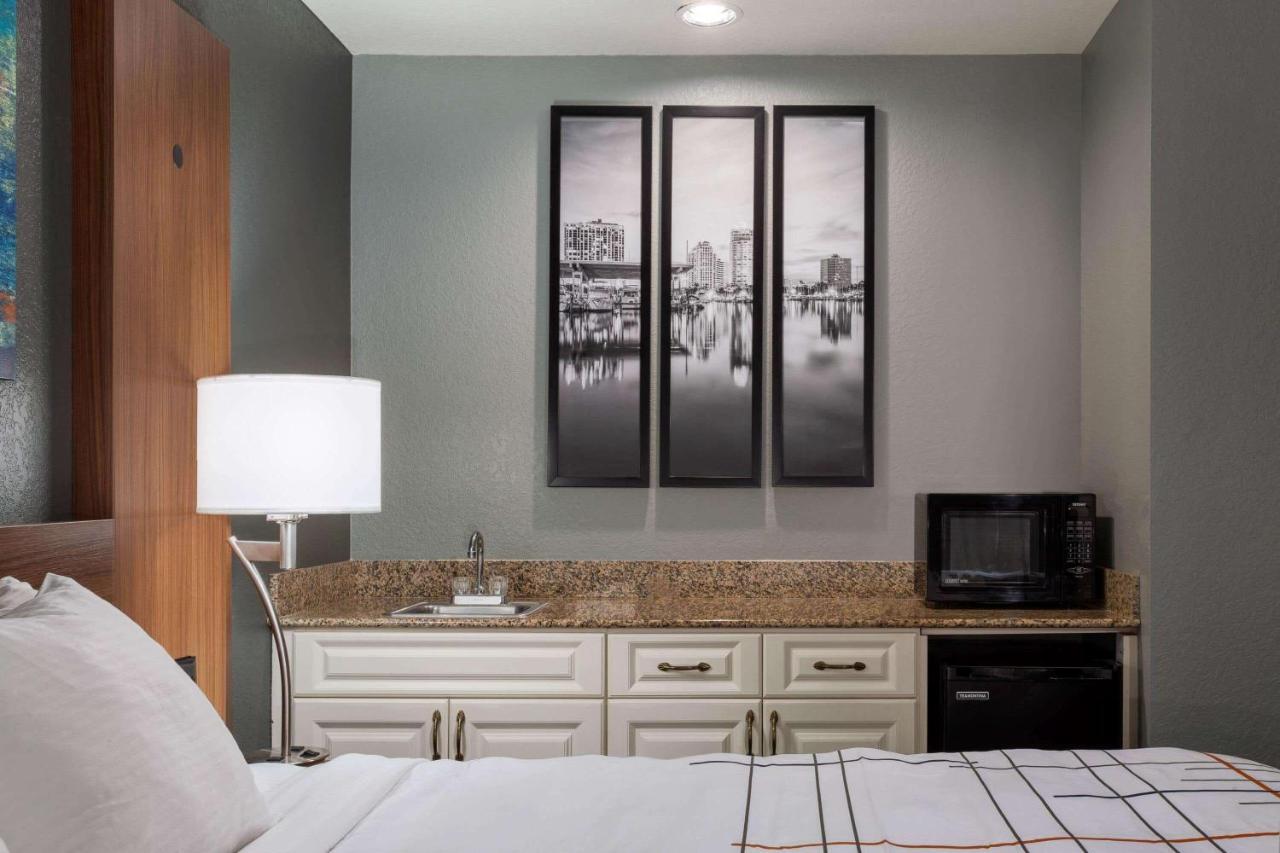 La Quinta By Wyndham St. Petersburg Northeast *Newly Renovated Exterior foto