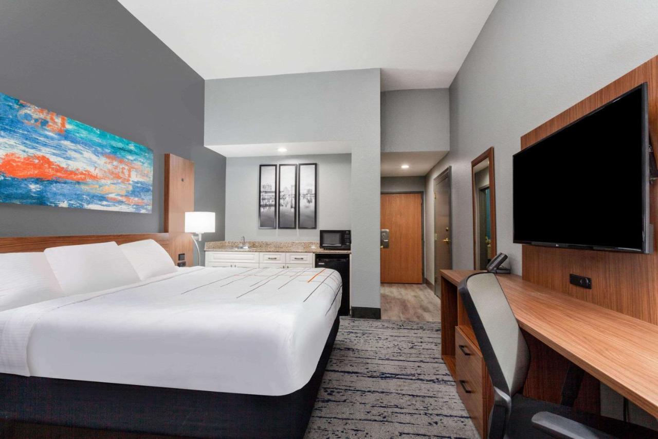 La Quinta By Wyndham St. Petersburg Northeast *Newly Renovated Exterior foto